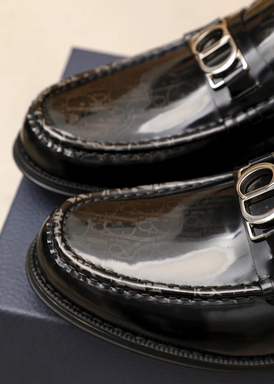 Men's shoes 💰480 💐 Product trademark: Dior "Dior" casual leather shoes Regular size: 39-44 (38.45.46🉑️Customized) Product materials: Selected Italian imported first-layer open-edge beaded cowhide leather upper + classic hardware buckle, imported water-dyed 🐂 cowhide lining. Strong three-dimensional visual effect, original outsole Color: 3⃣️colors available